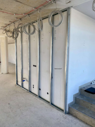 Baustelle: Trockenbau mit dem Status, die Alustreben noch sichtbar, noch nicht fertig beplankt.