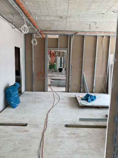 Baustelle: Trockenbau mit dem Status, die Alustreben noch sichtbar, noch nicht fertig beplankt.