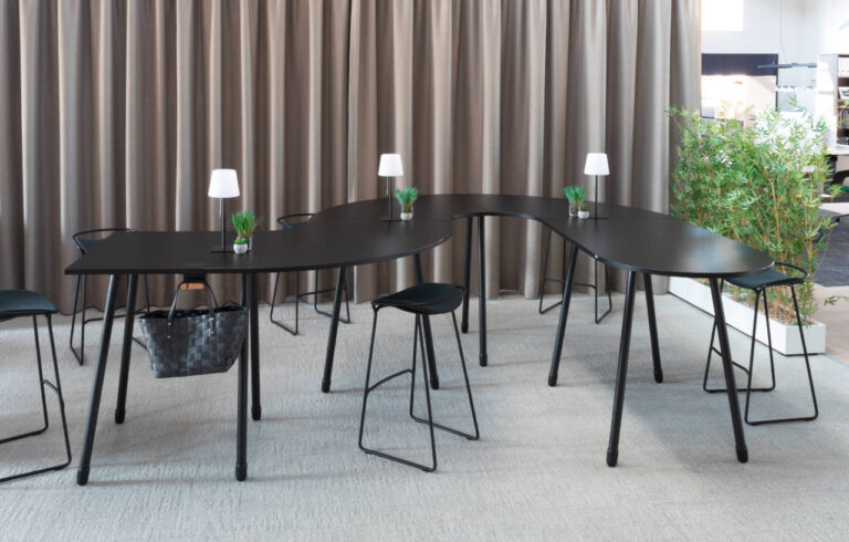 WINEA TEAMS Customizing-Lösung – Stehtisch als geschwungene Linearverkettung.