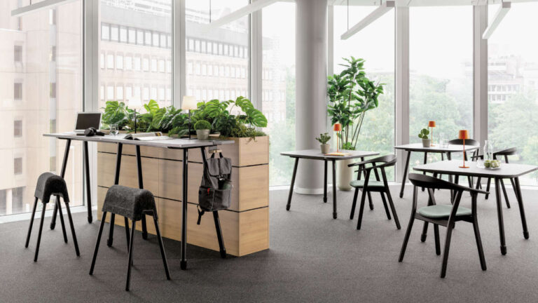 WINEA TEAMS Stehtische und Bistrotische neben WINEA ELEMENTS mit Pflanzaufsatz und WINEA FLEX UP Stehhockern.