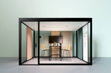 Produkt von BOSSE. Besprechungsraum Cube 4.0 mit Glaswänden, hohem Besprechungstisch und Stühlen, inkl. Display.