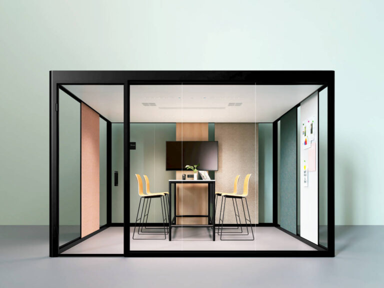 Cube 4.0 Meeting | by BOSSE Produkt von BOSSE. Besprechungsraum Cube 4.0 mit Glaswänden, hohem Besprechungstisch und Stühlen, inkl. Display.