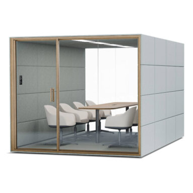 Besprechungsraum alleinstehend mit grauen Filzwänden, stirnseitig mit Glasfronten, 2x4 weißen Stühlen und einem Besprechungstisch mit Holzoberfläche.